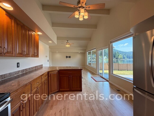 Building Photo - Waterfront Rambler on Summit Lake