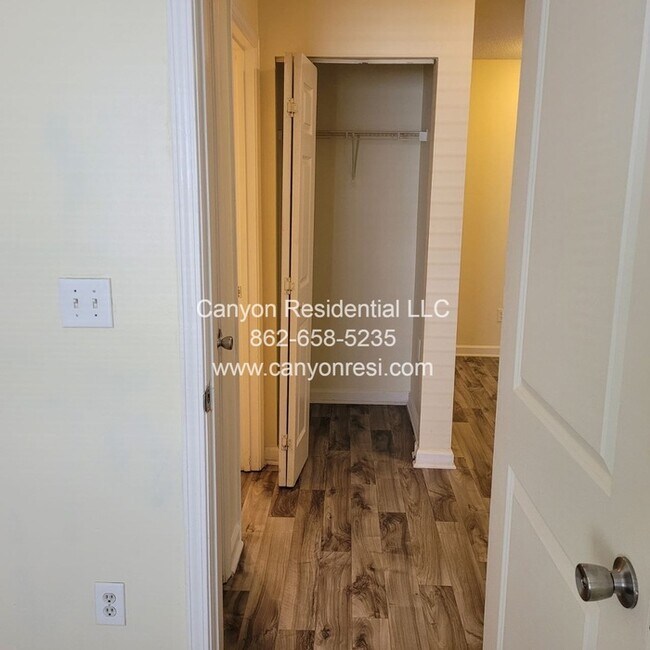 Building Photo - 461 Bedford Knoll Dr