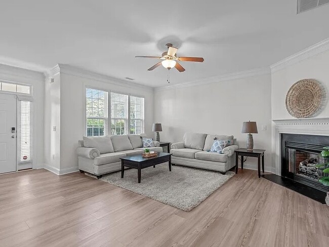 Building Photo - 633 Democracy St