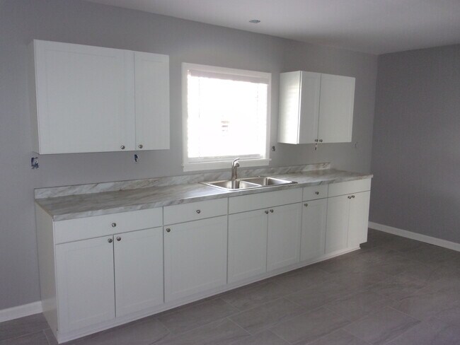 Building Photo - 1594 Oakwood St