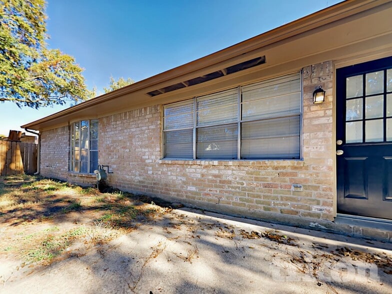 Building Photo - 16311 Green Shade Dr