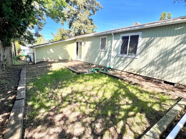 Building Photo - South Tabor Neighborhood Home with Spaciou...