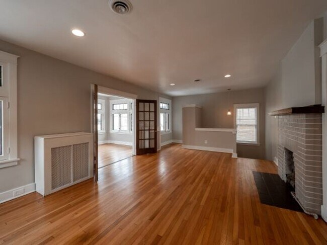 Building Photo - 319 W Hutchinson Ave