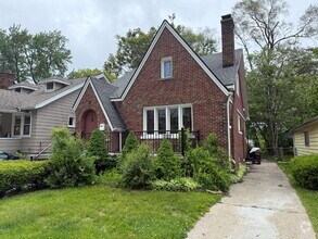 Building Photo - "3-Bed Home with Hardwood Floors and 2.5 B...