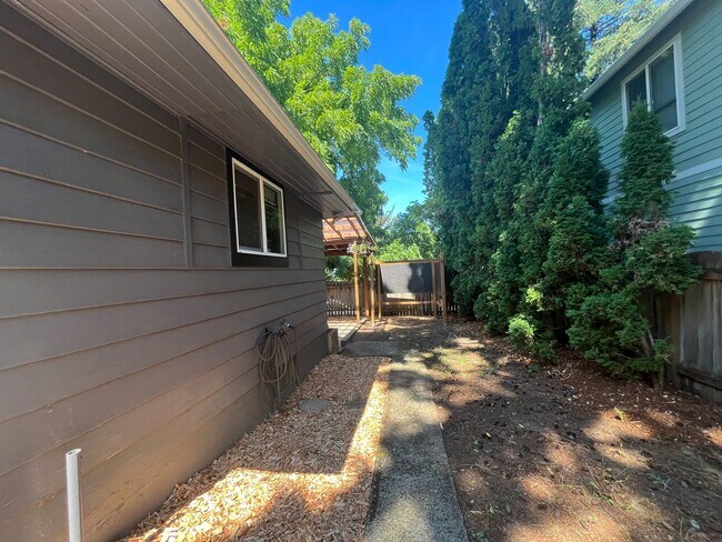 Building Photo - Fabulous NE Portland 2 bedroom 2 bathroom ...
