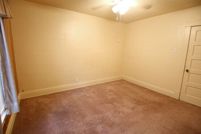 Building Photo - 2 Bed 1 Bath + Garage and Yard