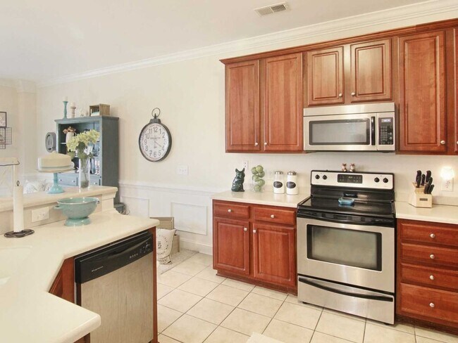 Building Photo - Your Perfect Summerville Retreat: 3BR Townhome with Garage