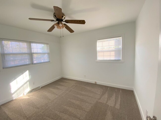 Building Photo - ~~ Cute 3-bedroom Brick Ranch located in Burlington ~~