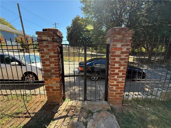 Building Photo - 117 Vine St SW