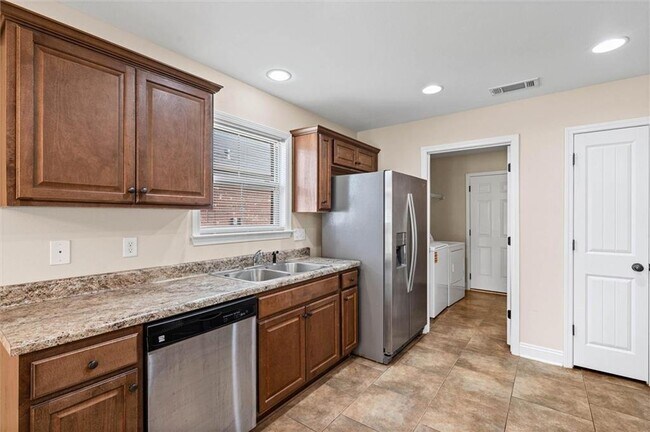 Building Photo - 926 Tudor Ln