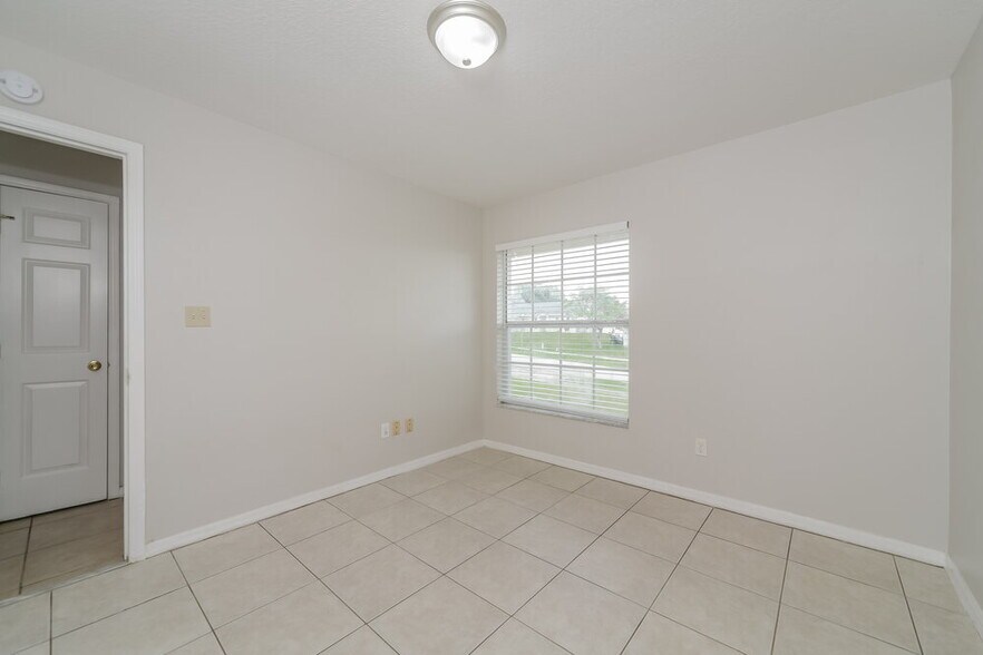 Building Photo - 918 Palm Forest Ln
