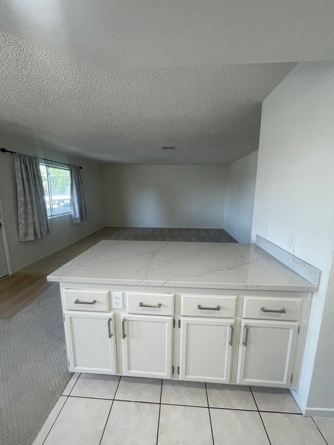 Building Photo - Beautiful upstairs 2-bedroom, 2-bathroom apartment APRIL RENT FREE!!