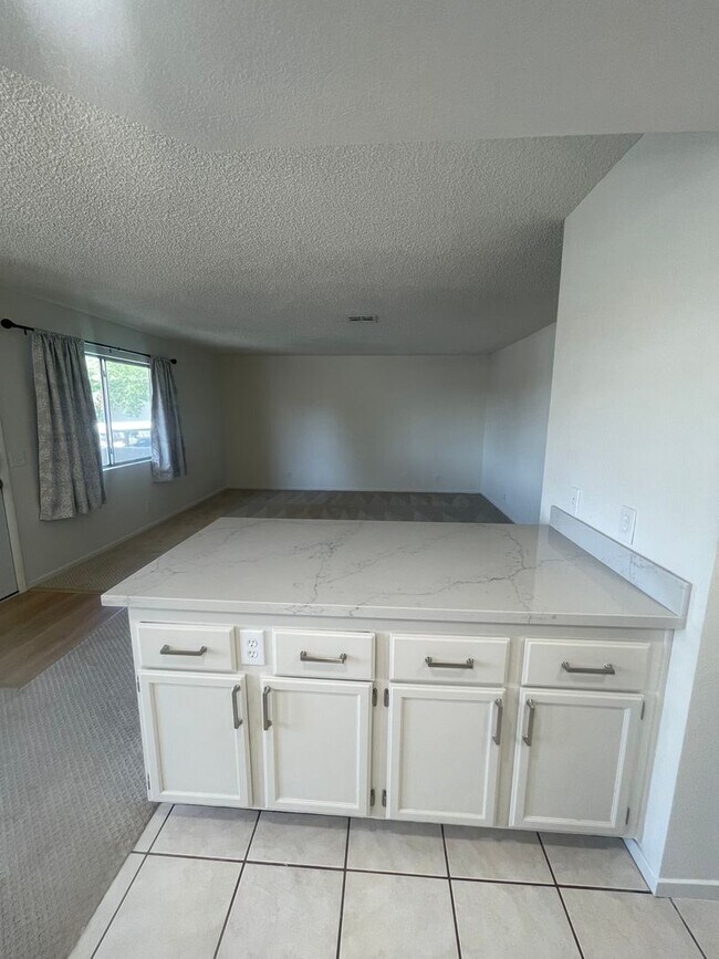 Building Photo - Beautiful upstairs 2-bedroom, 2-bathroom apartment