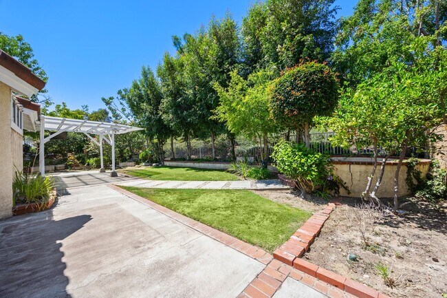 Building Photo - Beautiful Updated Corner Lot 3 Bed 3 Bath ...