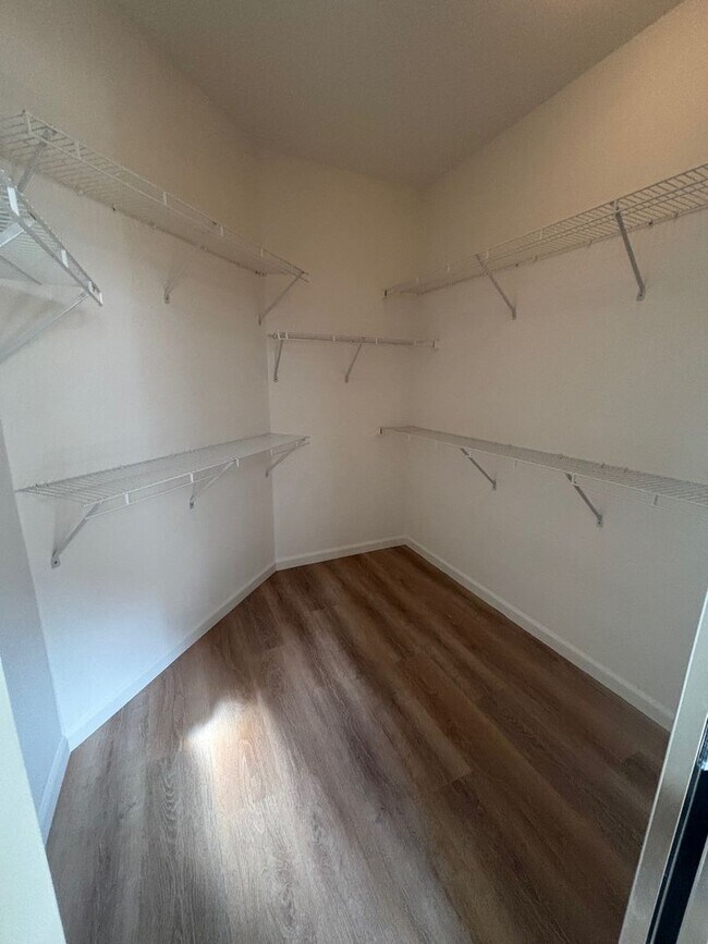 Building Photo - Large Single Level 2 Bedroom 2 Bathroom wi...