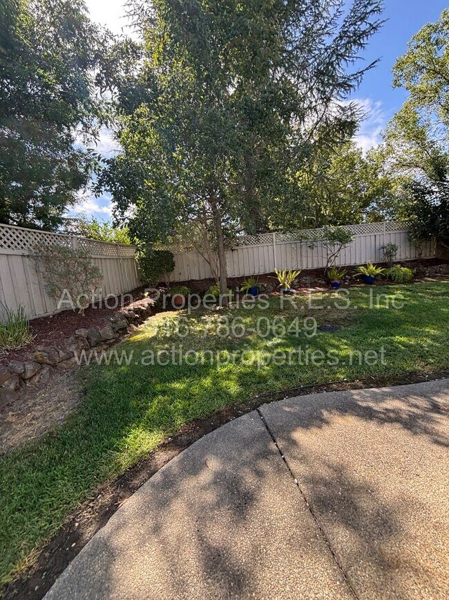 Building Photo - 6000 Buggy Whip Ln