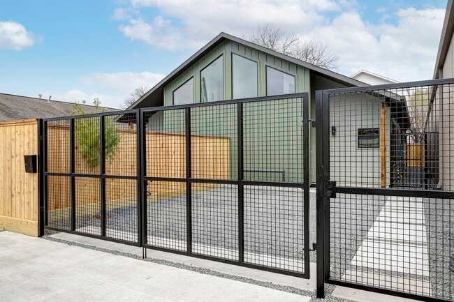 Building Photo - 1717 Airline Dr