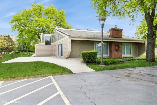 Building Photo - 6425 Clarendon Hills Rd