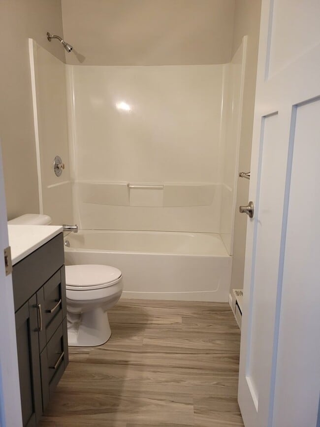 Building Photo - 1 Bedroom Triplex Unit