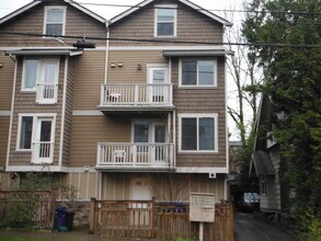 Building Photo - Beautiful Townhouse With Lots of Space