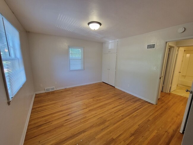Building Photo - SPACIOUS TWO BEDROOM ONE BATH DUPLEX!! GREAT AMENITIES, LOCATION, AND PRICE!