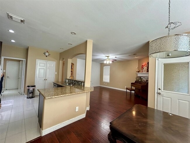 Building Photo - 5319 Lindenchase