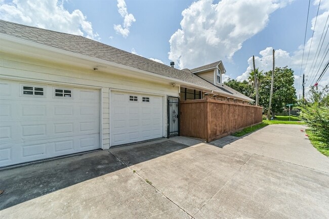 Building Photo - 9660 Fairdale Ln