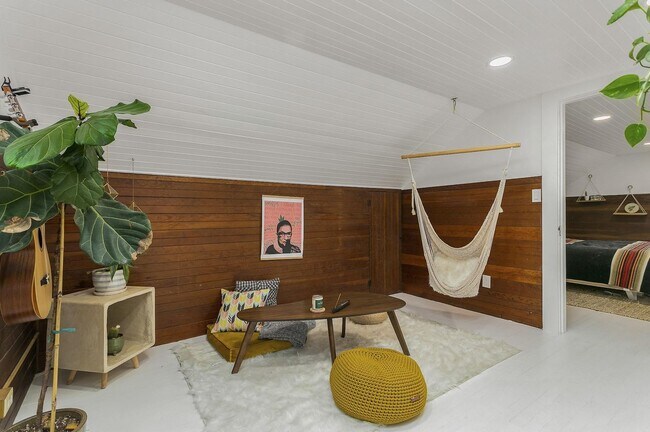 Building Photo - 3 bedroom, 2 bath gorgeous home now available by Mt. Tabor Park in SE Portland!