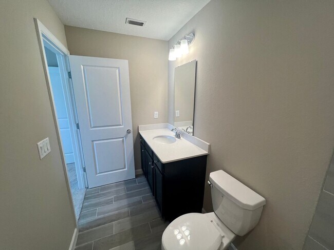 Building Photo - 2 Bedroom 2.5 bath Townhome in Beachwalk!