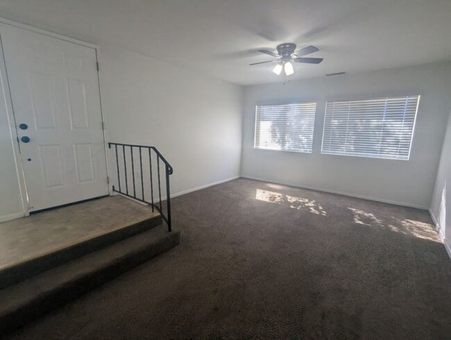 Building Photo - Single Story Home 4 bedroom + Enclosed pat...