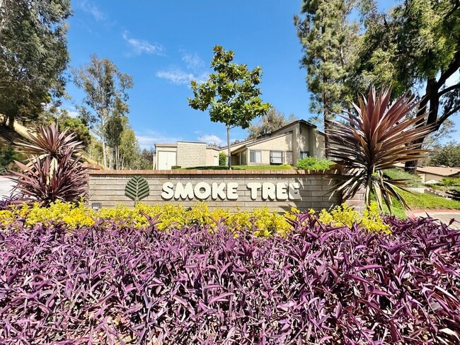 Building Photo - 3 Bedroom Townhome In the Beautiful Smoke ...