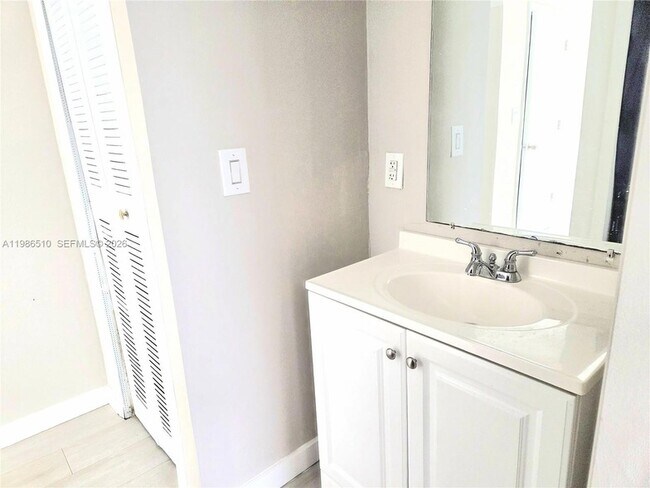 Building Photo - 1700 NE 191st St