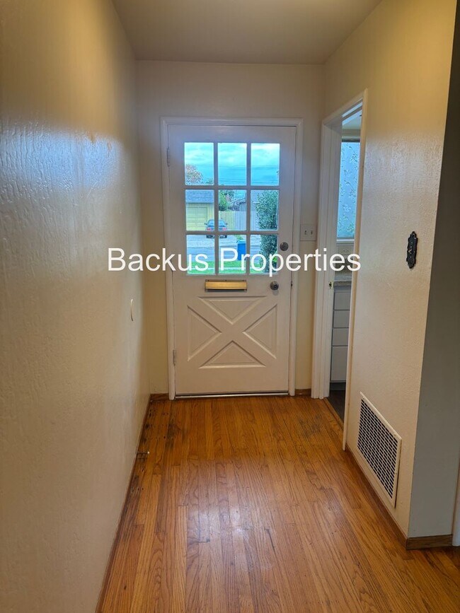 Building Photo - 827 Bedford Dr