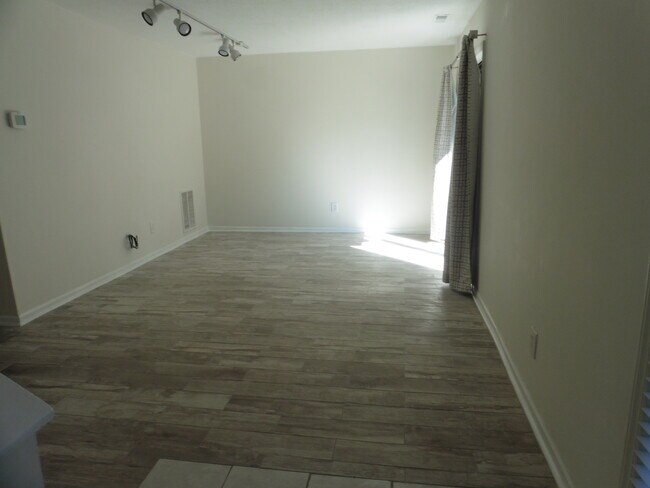 Building Photo - 4257 Lake Ridge Dr