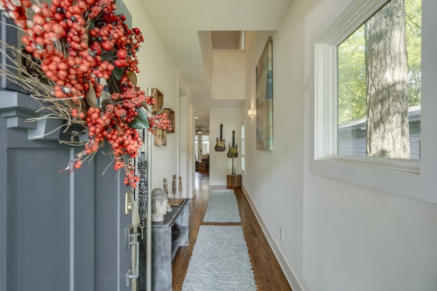 Beautiful entry way with 30 foot ceilings - 1910 11th Ave N