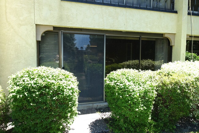 Building Photo - Updated Condo in Park-Like Setting