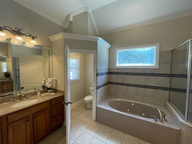 Building Photo - Luxurious home in Collierville with an ing...