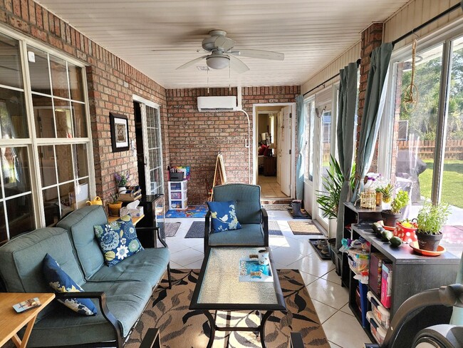 Building Photo - Breathtaking 4/3 Perdido Home, 2,700 sq ft...