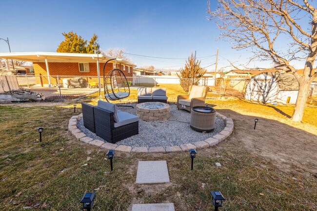 Building Photo - 1157 E Sego Lily Dr