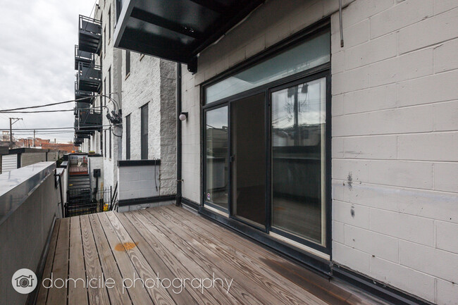 Building Photo - Absolutely beautiful 2 bed 2 bath condo w....