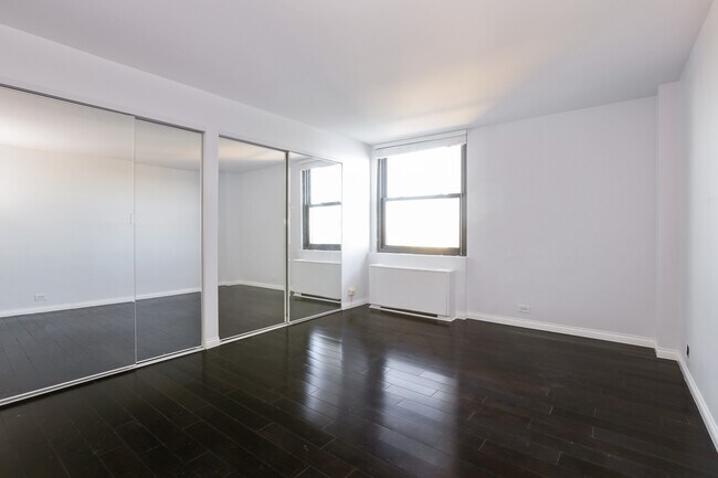 Building Photo - 5701 N Sheridan Rd