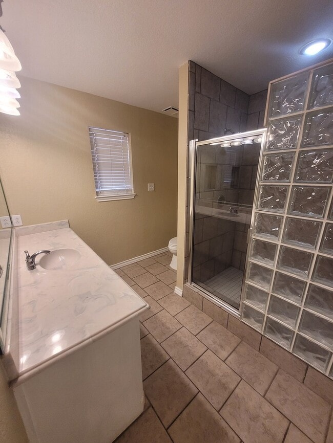 Building Photo - 3 bed 2 bath 2 car garage on cul-de-sac!