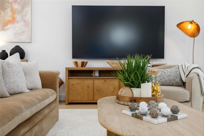 Building Photo - 3028 Lamar St