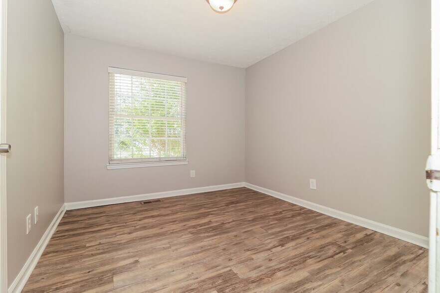 Building Photo - 523 White Pines Dr