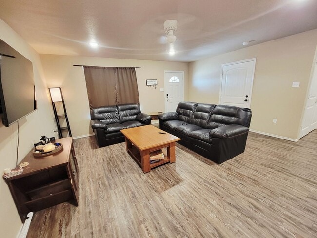 Building Photo - HALF OFF First Month!! Super cute 3/2/1 in...