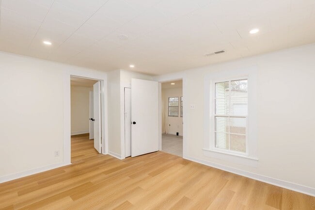 Building Photo - 2 Bedroom Charmer in heart of Columbiana