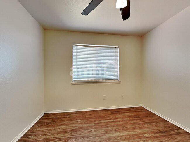 Building Photo - 1745 Cresthill Dr