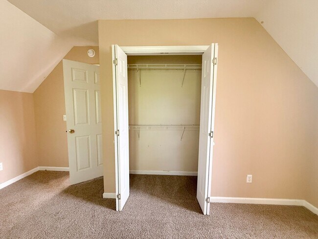 Building Photo - Pet-Friendly 3-Bedroom Home with Garage, Screened-In Porch & Spacious Bedrooms