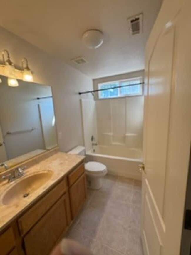 Building Photo - MOVE IN SPECIAL OF $500 OFF FIRST MONTHS RENT!