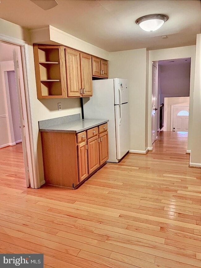 Building Photo - Welcome to this beautifully maintained brick end residence in the heart of Falls Church, where co...